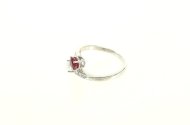 Ring mit einem Rubin und 7 Brillanten