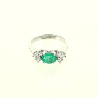 Ring mit 1 oval facettierten Smaragd und 6 kl. Brillanten