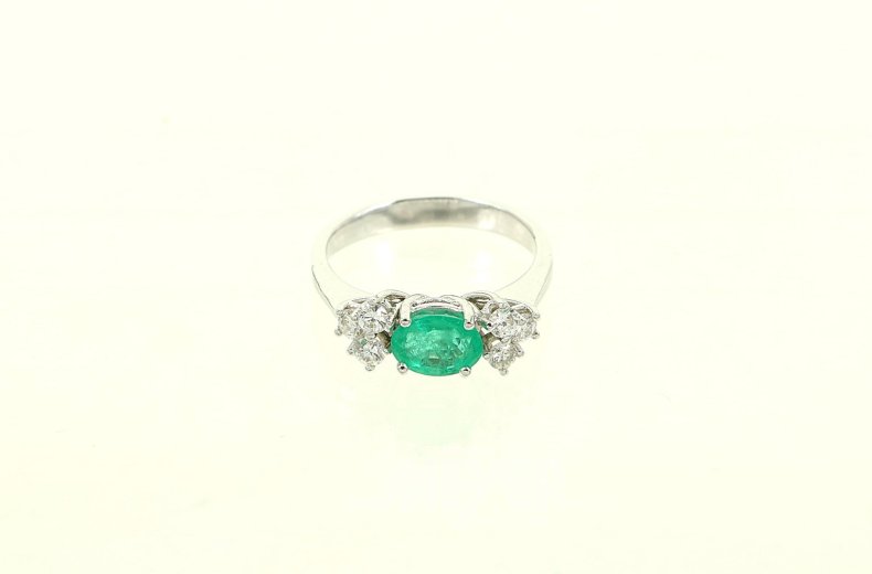 Ring mit 1 oval facettierten Smaragd und 6 kl. Brillanten