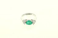 Ring mit 1 oval facettierten Smaragd und 6 kl. Brillanten