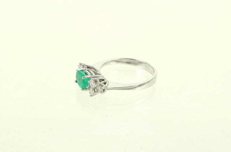 Ring mit 1 oval facettierten Smaragd und 6 kl. Brillanten
