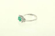 Ring mit 1 oval facettierten Smaragd und 6 kl. Brillanten