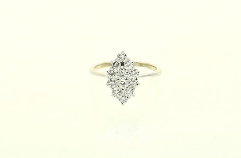Brillant-Ring in Navetteform