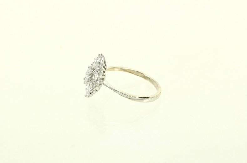 Brillant-Ring in Navetteform
