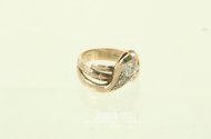 Ring 'Schlange', besetzt mit 5 Altschliff-Diamanten u. 2 kl. Smargaden