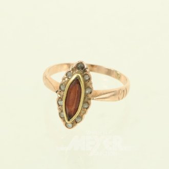 Ring mit rotem Farbstein, umkranzt von kl. Diamantrosen