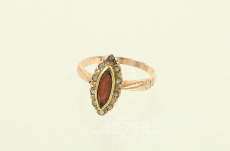 Ring mit rotem Farbstein, umkranzt von kl. Diamantrosen