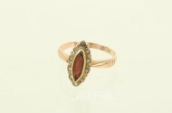 Ring mit rotem Farbstein, umkranzt von kl. Diamantrosen