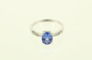 Ring mit Tanzanit u. 6 kl. Besatz-Diamanten