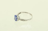 Ring mit Tanzanit u. 6 kl. Besatz-Diamanten