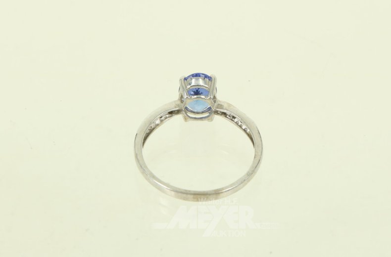 Ring mit Tanzanit u. 6 kl. Besatz-Diamanten