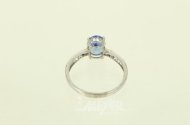 Ring mit Tanzanit u. 6 kl. Besatz-Diamanten