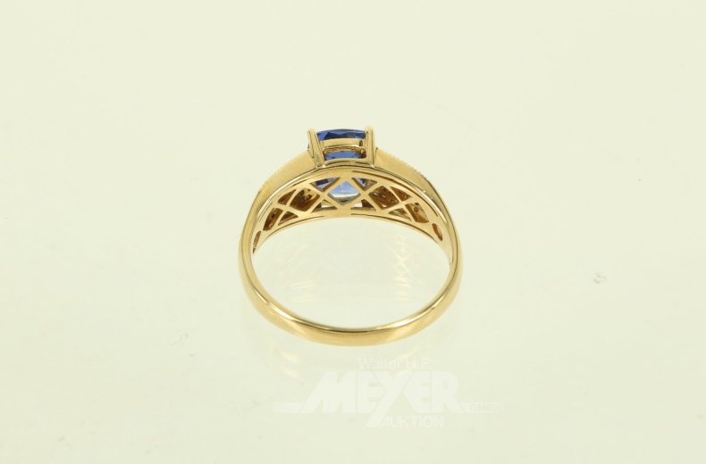 Ring mit Tanzanit u. ca. 54 kl. Diamanten