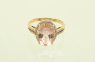 Ring mit blass rosafarbenen Farbstein u. kl. Diamantimitationen