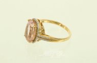 Ring mit blass rosafarbenen Farbstein u. kl. Diamantimitationen