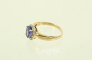 Ring mit Tanzanit, umkranzt von kl. Brillanten