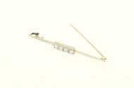 Zarte Stabnadel, besetzt mit 4 kl. Brillanten von zus. ca. 0,25ct