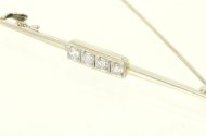 Zarte Stabnadel, besetzt mit 4 kl. Brillanten von zus. ca. 0,25ct