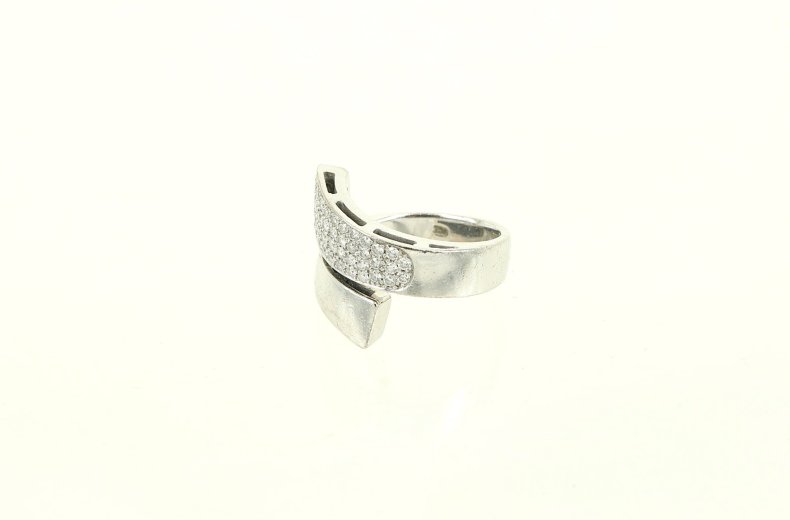 Ring, moderne Schlangenform, besetzt mit 44 kl. Brillanten