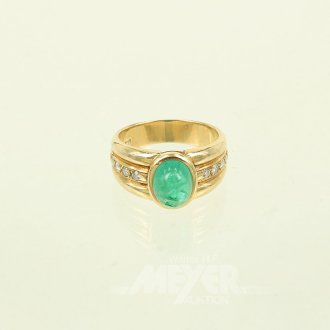 Ring mit 1 Smaragd-Cabochon u. 8 kl. Brillanten auf der Ringschiene