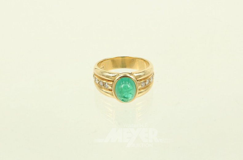 Ring mit 1 Smaragd-Cabochon u. 8 kl. Brillanten auf der Ringschiene