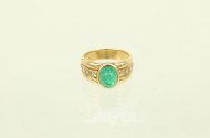 Ring mit 1 Smaragd-Cabochon u. 8 kl. Brillanten auf der Ringschiene