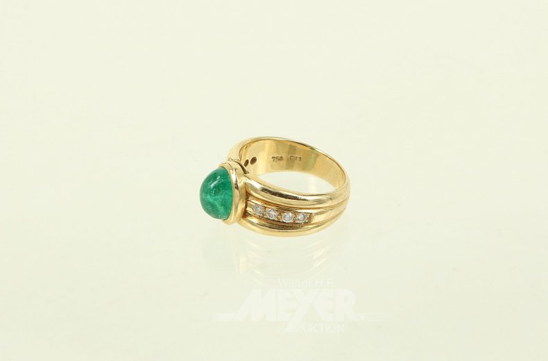 Ring mit 1 Smaragd-Cabochon u. 8 kl. Brillanten auf der Ringschiene