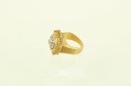 Ring, mattiert, achteckiger Ringkopf mit 12 kl. Brillanten
