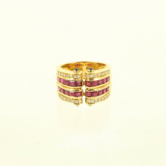 Ring, im Oberteil ausgefasst mit Rubin-Carres,