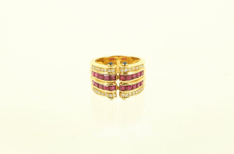 Ring, im Oberteil ausgefasst mit Rubin-Carres,