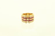 Ring, im Oberteil ausgefasst mit Rubin-Carres,