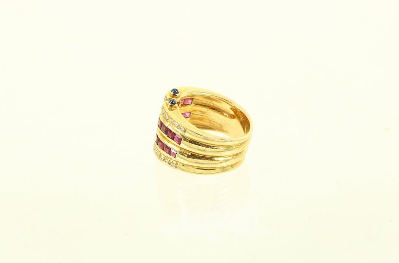 Ring, im Oberteil ausgefasst mit Rubin-Carres,