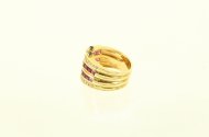 Ring, im Oberteil ausgefasst mit Rubin-Carres,