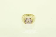 Bandring, besetzt mit 1 oval facettierten rosa Farbstein