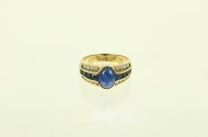 Bandring mit 1 Saphir-Cabochon