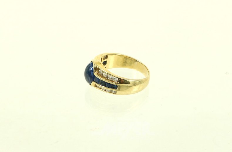Bandring mit 1 Saphir-Cabochon