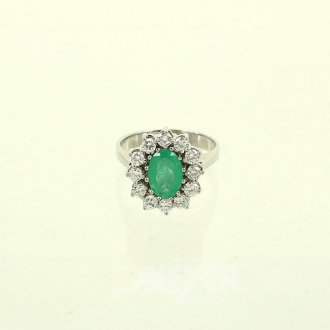 Ring mit einem ovalen Smaragd