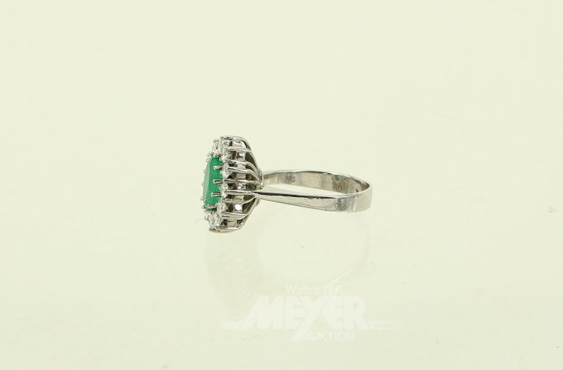 Ring mit einem ovalen Smaragd