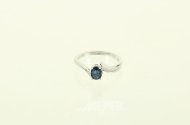Ring mit blauem Farbstein