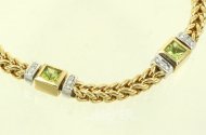 modernes Gliederarmband mit 4 Peridot-Carres sowie kleinen Besatz-Diamanten