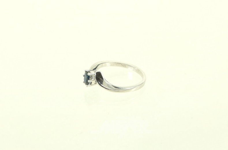 Ring mit blauem Farbstein