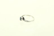 Ring mit blauem Farbstein