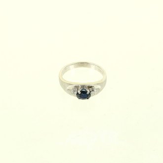 Ring mit blauem Farbstein u. 2 kl. Brillanten