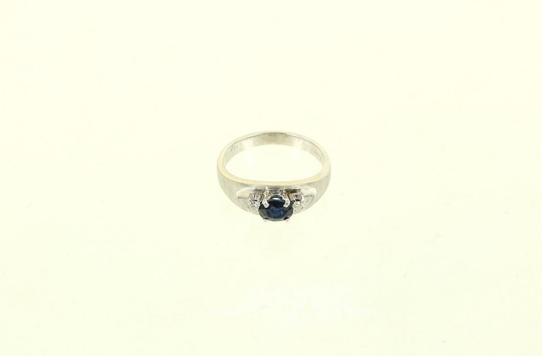 Ring mit blauem Farbstein u. 2 kl. Brillanten