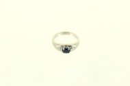 Ring mit blauem Farbstein u. 2 kl. Brillanten