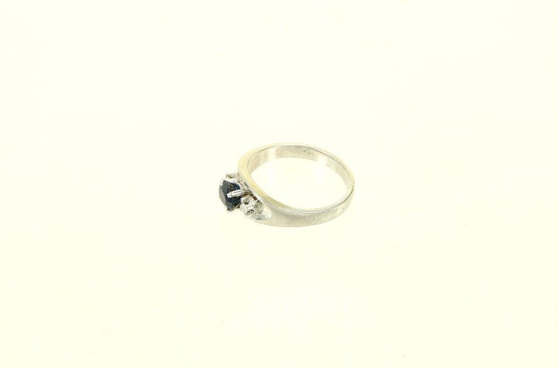 Ring mit blauem Farbstein u. 2 kl. Brillanten