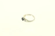 Ring mit blauem Farbstein u. 2 kl. Brillanten