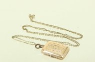 lange Kette in 333 GG, mit antikem Medaillon, vmtl. Schaumgold