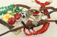 Konvolut Modeschmuck- u. Armbanduhren