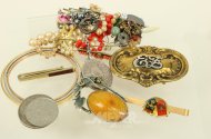 Konvolut Modeschmuck, sowie 2 BRD 10 DM Gedenkprägungen